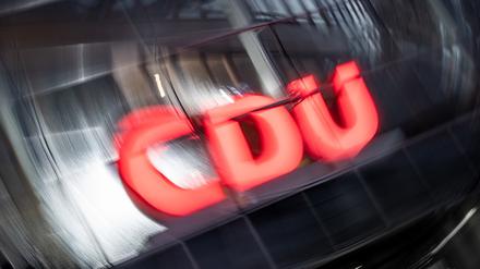  Das CDU-Logo an der Parteizentrale.