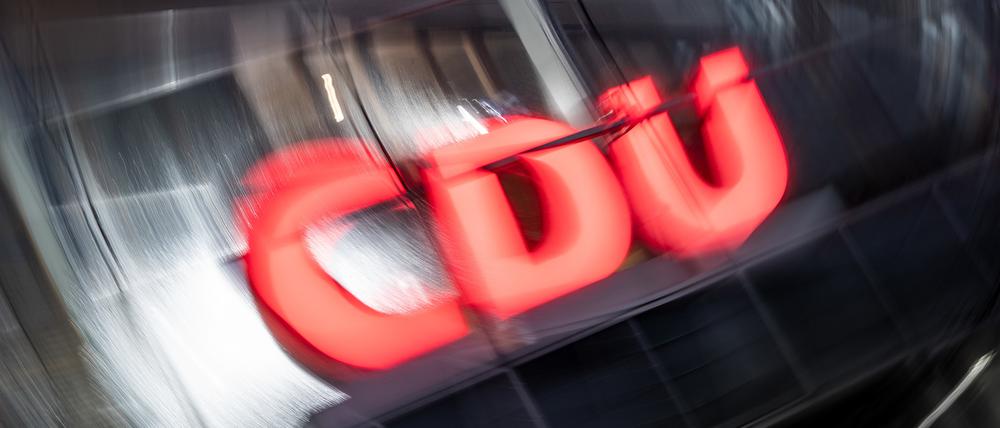  Das CDU-Logo an der Parteizentrale.