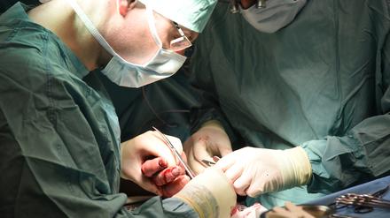 Jahr für Jahr. Operationen schwerer Handverletzungen gehören an Kliniken wie dem Unfallkrankenhaus Marzahn zur traurigen Silvester-Routine.