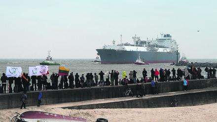 Schwimmendes Gas-Terminal: Die „Independence“ im Hafen von Klaipeda hat Litauen unabhängig von russischem Gas gemacht. Mit der Belieferung von Nachbarstaaten mit LNG verdient das baltische Land inzwischen sogar Geld. 