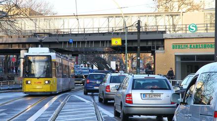 Trotz neugebauter Eisenbahnbrücke in der Treskowallee am Bahnhof Berlin-Karlshorst ändert sich wenig an der Verkehrssituation: Insbesondere Fahrradfahrende finden sich eingeklemmt zwischen den Autos wieder.Foto: Thilo Rückeis