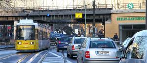 Trotz neugebauter Eisenbahnbrücke in der Treskowallee am Bahnhof Berlin-Karlshorst ändert sich wenig an der Verkehrssituation: Insbesondere Fahrradfahrende finden sich eingeklemmt zwischen den Autos wieder.