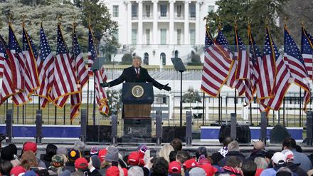 ARCHIV - 06.01.2021, USA, Washington: Mit dem Weißen Haus im Hintergrund spricht Präsident Donald Trump bei einer Kundgebung in Washington, 6. Januar 2021. Die Untersuchung des Ausschusses vom 6. Januar zu den Folgen der Präsidentschaftswahlen 2020 und den Ereignissen, die zum Aufstand im Kapitol führten, wirft Fragen über die Rolle des ehemaligen Präsidenten Donald Trump auf und darüber, ob er Verbrechen begangen hat. Ebenso aufschlussreich waren die verschiedenen Schemata und Aussagen von Zeugen, die aufzeigen, wozu ein Präsident befugt ist. Nach Ansicht von Regierungs- und Rechtsexperten stellt sich vor allem die Frage, ob dieser Befugnis des Präsidenten Grenzen gesetzt werden können, um sicherzustellen, dass sich die Ereignisse von 2020 in künftigen Regierungen nicht wiederholen. Foto: Jacquelyn Martin/AP/dpa +++ dpa-Bildfunk +++