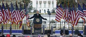 ARCHIV - 06.01.2021, USA, Washington: Mit dem Weißen Haus im Hintergrund spricht Präsident Donald Trump bei einer Kundgebung in Washington, 6. Januar 2021. Die Untersuchung des Ausschusses vom 6. Januar zu den Folgen der Präsidentschaftswahlen 2020 und den Ereignissen, die zum Aufstand im Kapitol führten, wirft Fragen über die Rolle des ehemaligen Präsidenten Donald Trump auf und darüber, ob er Verbrechen begangen hat. Ebenso aufschlussreich waren die verschiedenen Schemata und Aussagen von Zeugen, die aufzeigen, wozu ein Präsident befugt ist. Nach Ansicht von Regierungs- und Rechtsexperten stellt sich vor allem die Frage, ob dieser Befugnis des Präsidenten Grenzen gesetzt werden können, um sicherzustellen, dass sich die Ereignisse von 2020 in künftigen Regierungen nicht wiederholen. Foto: Jacquelyn Martin/AP/dpa +++ dpa-Bildfunk +++