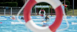 Lange Wartschlangen vor Schwimmbädern sind mit einem Online-Ticket kein Problem mehr in Berlin.