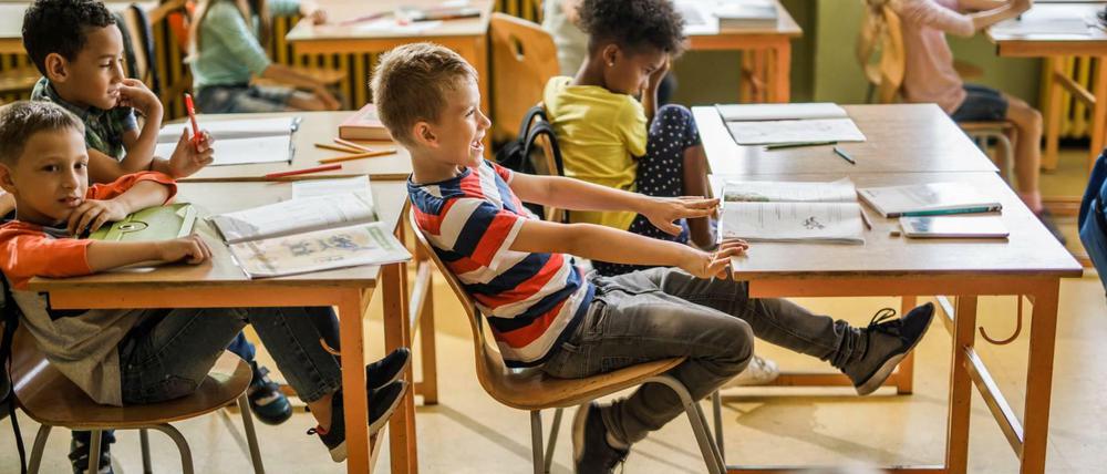 Kinder in einer Grundschulklasse.