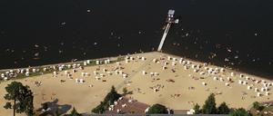 Früher durfte einfach jede rein: Strandbau Grünau von oben (2001).