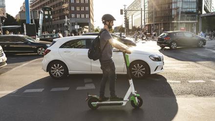 Man using e-scooter in Berlin, Germany model released Symbolfoto PUBLICATIONxINxGERxSUIxAUTxHUNxONLY WPEF02021