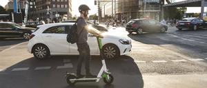 Man using e-scooter in Berlin, Germany model released Symbolfoto PUBLICATIONxINxGERxSUIxAUTxHUNxONLY WPEF02021