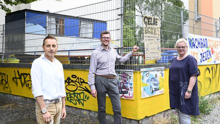 Wohnprojekt für Obdachlose
Auf dem Eckgrundstueck Schillerpromenade/ Ecke Allerstrasse in Berlin Neukoelln entsteht ein neues Haus - Es soll ein Wohnprojekt für Menschen ohne Wohnung werden. 
In der Weisestrasse 34 gibte es schon eine Tee- und Waermestube.
Auf dem Foto: Thomas de Vachroi -Armutsbeauftragter der evangelischen Kirche. 
Von der Diakonie sind Marion Timm und Dr. Oliver Unglaube beide GF
Foto: Doris Spiekermann-Klaas