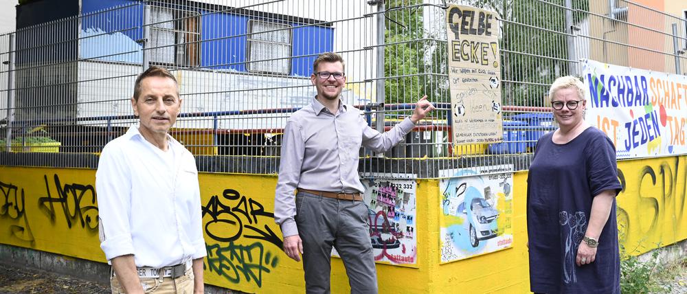 Wohnprojekt für Obdachlose
Auf dem Eckgrundstueck Schillerpromenade/ Ecke Allerstrasse in Berlin Neukoelln entsteht ein neues Haus - Es soll ein Wohnprojekt für Menschen ohne Wohnung werden. 
In der Weisestrasse 34 gibte es schon eine Tee- und Waermestube.
Auf dem Foto: Thomas de Vachroi -Armutsbeauftragter der evangelischen Kirche. 
Von der Diakonie sind Marion Timm und Dr. Oliver Unglaube beide GF
Foto: Doris Spiekermann-Klaas