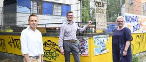 Wohnprojekt für Obdachlose
Auf dem Eckgrundstueck Schillerpromenade/ Ecke Allerstrasse in Berlin Neukoelln entsteht ein neues Haus - Es soll ein Wohnprojekt für Menschen ohne Wohnung werden. 
In der Weisestrasse 34 gibte es schon eine Tee- und Waermestube.
Auf dem Foto: Thomas de Vachroi -Armutsbeauftragter der evangelischen Kirche. 
Von der Diakonie sind Marion Timm und Dr. Oliver Unglaube beide GF
Foto: Doris Spiekermann-Klaas