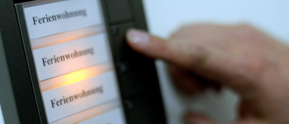 Auf einem Berliner Klingelschild steht "Ferienwohnung" geschrieben. Die Rot-Rot-Grüne Koalition will nun an die Nutzerdaten von Vermittlungsplattformen.