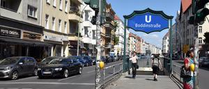 Der U-Bahnhof Boddinstraße mit Blick in die Hermannstraße in Berlin-Neukölln.