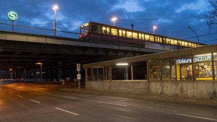 Direkter Zugang. Ein Fußgängertunnel führt zur Straßenbahnhaltestelle am Bahnhof Greifswalder Straße.