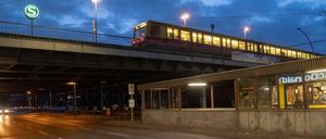 Direkter Zugang. Ein Fußgängertunnel führt zur Straßenbahnhaltestelle am Bahnhof Greifswalder Straße.