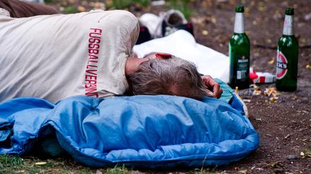 Ein obdachloser Mann schläft in Berlin am Bahnhof Zoologischer Garten. (Archivbild)