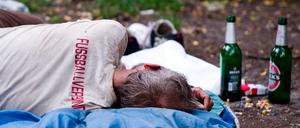 Ein obdachloser Mann schläft in Berlin am Bahnhof Zoologischer Garten. (Archivbild)