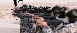 Propaganda der Dschihadisten. Der IS inszenierte sich auf dem Höhepunkt seiner Macht 2015 in Syrien als waffenstarrende Armee. 
