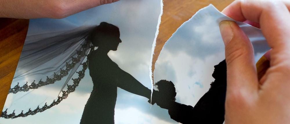 Zu nichts mehr verpflichtet. Eine Frau zerreißt ihr Hochzeitsbild