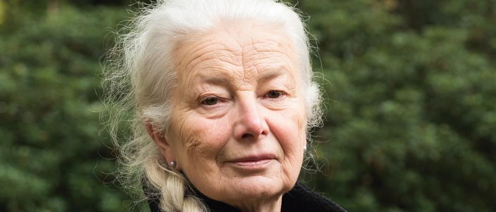 Die Potsdamer Schriftstellerin Helga Schütz in ihrem Babelsberger Garten.