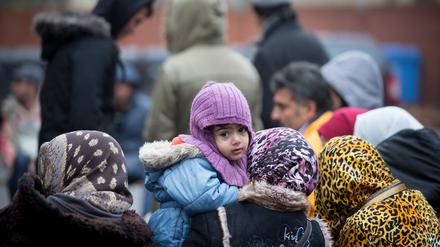 Solidarität in der Not. Eine Flucht ist mit der physischen Ankunft noch lange nicht vorbei. Menschen aus Afghanistan 2015 vor dem Berliner LaGeSo.