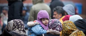 Solidarität in der Not. Eine Flucht ist mit der physischen Ankunft noch lange nicht vorbei. Menschen aus Afghanistan 2015 vor dem Berliner LaGeSo.