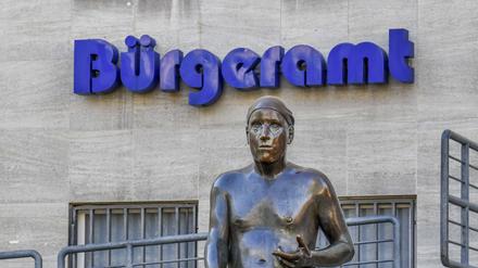 Mann, warten, vor dem Bürgeramt – nur die Bürger kommen allzu oft nicht.
