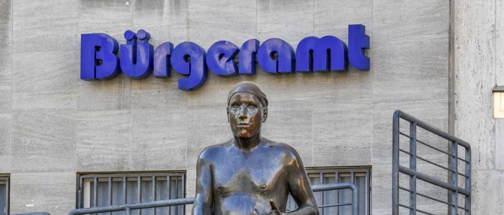 Mann, warten, vor dem Bürgeramt – nur die Bürger kommen allzu oft nicht.