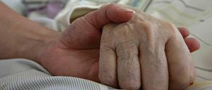 Seelsorger spenden Trost in schwierigen Lebensphasen. 