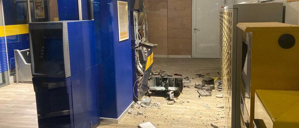 Der Geldautomat bei der Filiale der Postbank im „Forum Köpenick“ wurde am frühen Morgen des 14. Januar 2022 gesprengt. Die Täter entkamen mit Beute.
