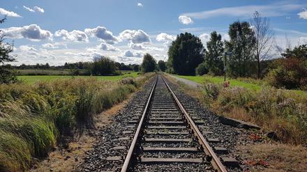 So sieht es bis heute aus: Die Heidekrautbahn bei Blankenfelde.