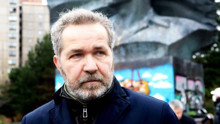 Pankows Bezirksbürgermeister Sören Benn vor dem Thälmann-Denkmal.