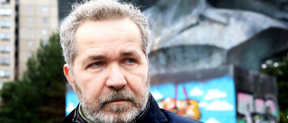 Pankows Bezirksbürgermeister Sören Benn vor dem Thälmann-Denkmal.