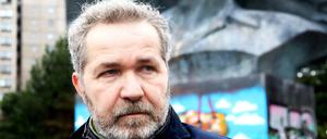 Pankows Bezirksbürgermeister Sören Benn vor dem Thälmann-Denkmal.