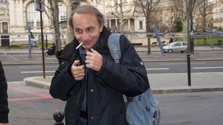 Michel Houellebecq 2016 auf dem Weg zur Armani Show bei der Pariser Fashion Week  