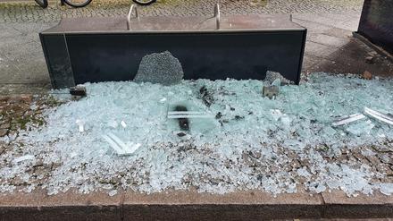 Sitzen ohne Glas. Eine Straßenbahnhaltestelle am Hackeschen Markt.