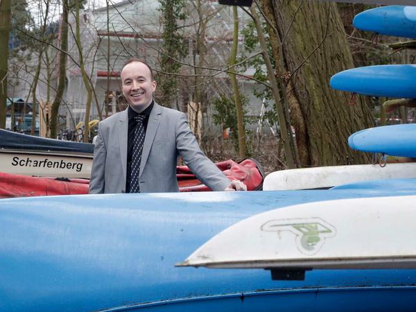 Am Ruder. Matthias Völzke ist kommissarischer Schulleiter der Schulfarm Insel Scharfenberg im Tegeler See.