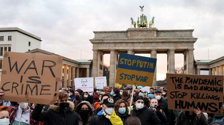 Am Donnerstag wurde am Brandenburger Tor gegen die russischen Aggressionen demonstriert.