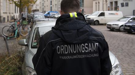 Ein Mitarbeiter des Ordnungsamtes. (Symbolbild)