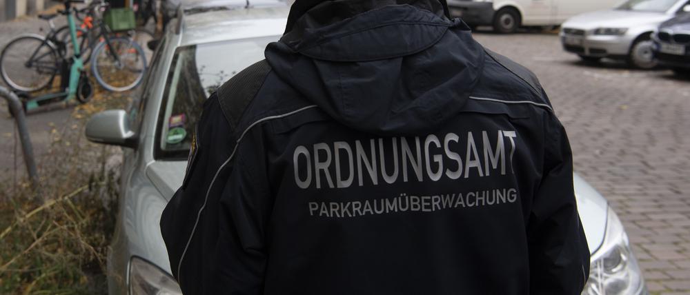 Ein Mitarbeiter des Ordnungsamtes. (Symbolbild)