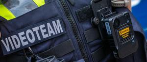 Seit 2021 im Testbetrieb: Ein Polizist mit einer Bodycam.