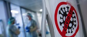 Angesichts zuletzt gestiegener Inzidenzen in Berlin müssen die Kliniken in der Hauptstadt auf einen größer werdenden Teil ihrer Mitarbeiter verzichten.