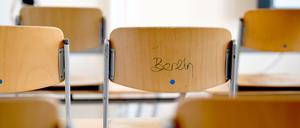 ARCHIV - 13.08.2018, Berlin: Hochgestellte Stühle in einem Klassenraum einer Schule. Das erste Neubauprojekt des milliardenschweren Berliner Schulbau- und Sanierungsprogramms entsteht in Mahlsdorf. (zu "Grundsteinlegung für erste Schule der «Schulbauoffensive»" vom 26.08.2018) Foto: Britta Pedersen/ZB/dpa +++ dpa-Bildfunk +++