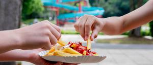Bitte, Schranke! Ein Freibadbesuch ohne Pommes ist für viele undenkbar.