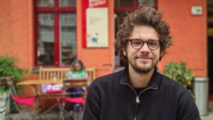 Der mieten- und wohnungspolitische Sprecher der Linksfraktion Niklas Schenker ist der Meinung, dass Abgeordnete einen Teil ihres Gehalts abgeben sollten. Sein Projekt hat erfolgreiche Vorbilder. 
