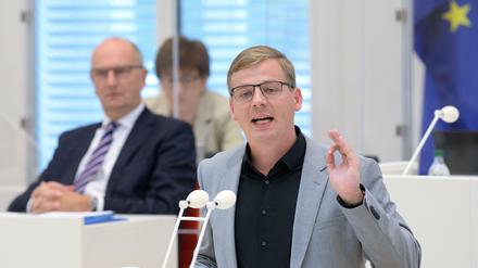 Linke-Fraktionschef Sebastian Walter spricht während einer Landtagssitzung (Archivbild).