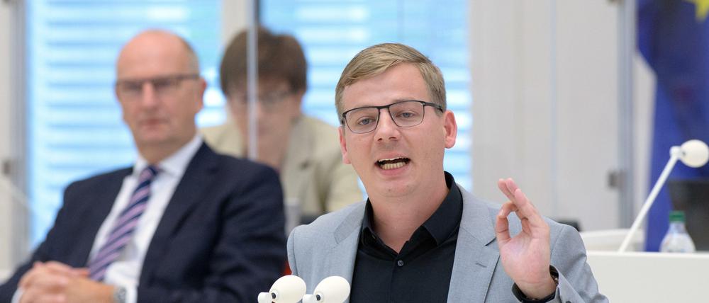 Linke-Fraktionschef Sebastian Walter (r) bei einer Rede im Landtag.