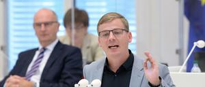 Linke-Fraktionschef Sebastian Walter (r) bei einer Rede im Landtag. 