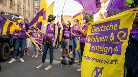 Mitglieder und Anhänger:innen der Initiative „Deutsche Wohnen und Co enteignen“ dürften den Zwischenbericht mit Freude lesen.
